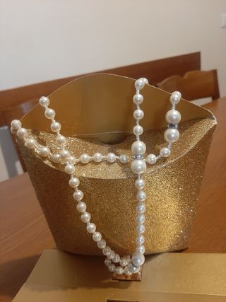 Collana perle bianche con dettagli argentati