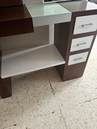 recibidor con cajones y con dos espejos