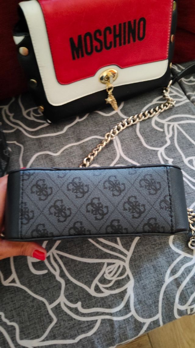 2Borse: Guess ...e un altra..