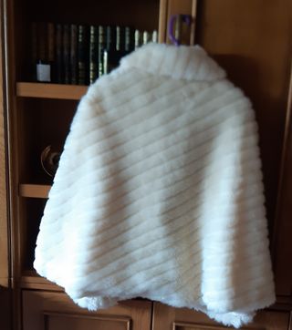 Capa blanca pelo sintético