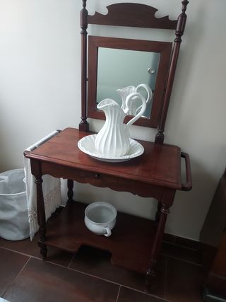 Mueble lavabo antiguo de madera
