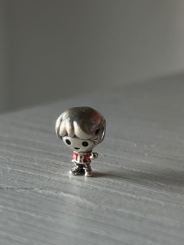 Charm Pandora Niño con una R y camiseta roja