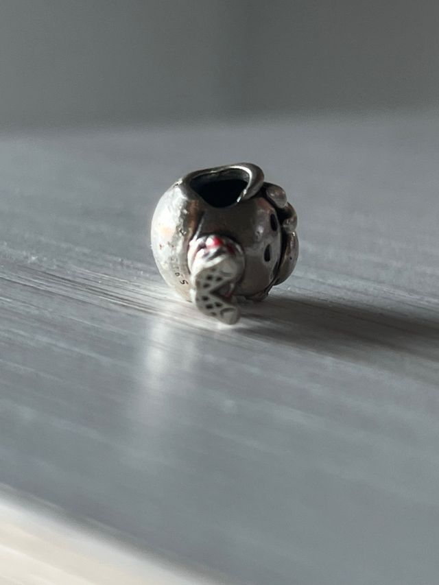 Charm Pandora Niño con una R y camiseta roja