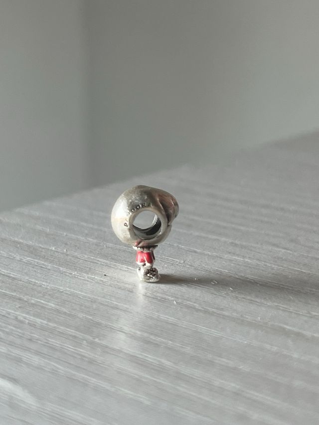 Charm Pandora Niño con una R y camiseta roja