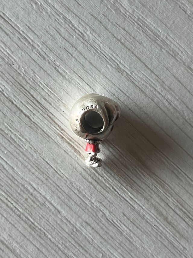 Charm Pandora Niño con una R y camiseta roja