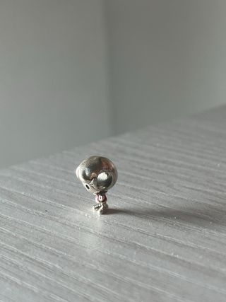 Charm Pandora Niño con una R y camiseta roja
