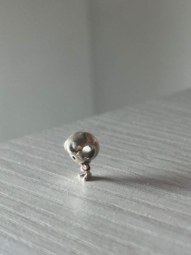 Charm Pandora Niño con una R y camiseta roja