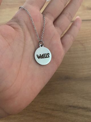 Collar plateado de Walls