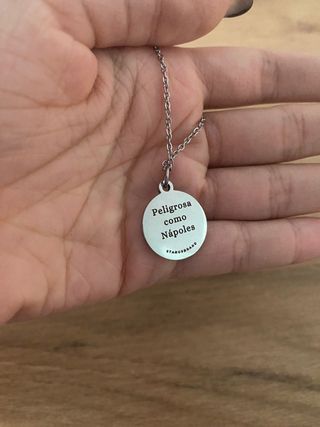 Collar plateado de Walls