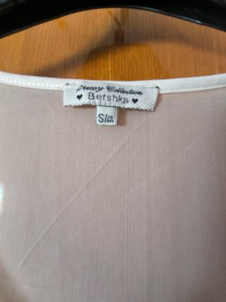 Blusa Bershka blanca c/tachuelas - T-S