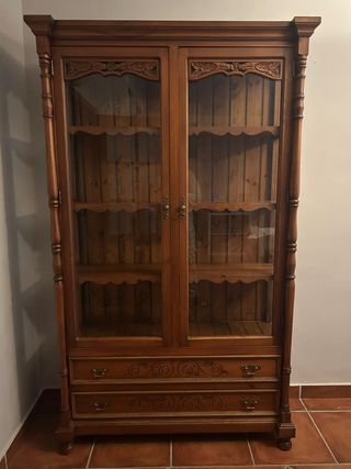 Muebles rústicos salón- comedor tallados a mano