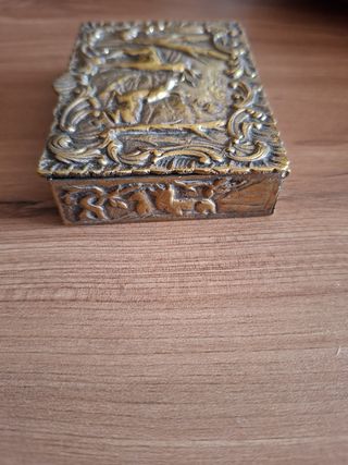 Caja vintage metal dorada con ciervos