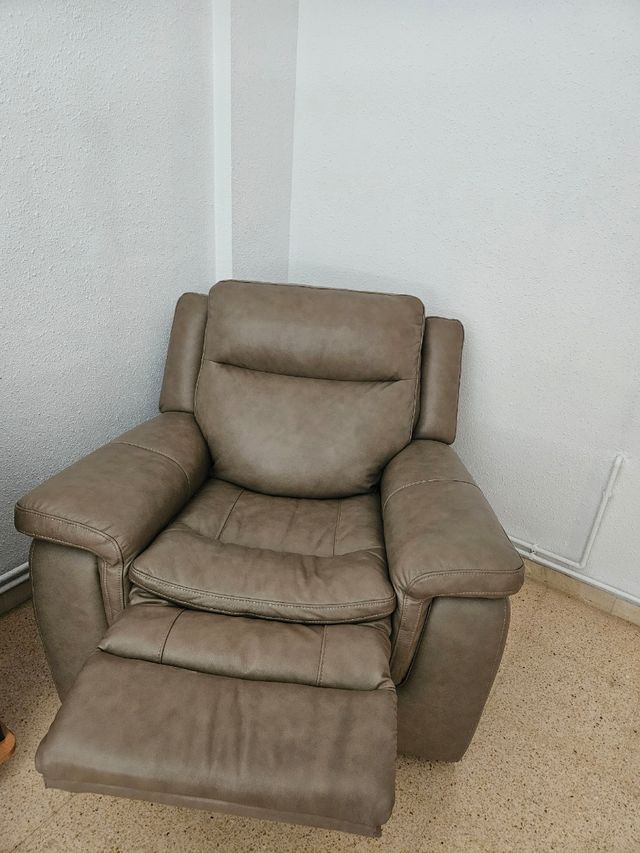Sillón reclinable de piel marrón