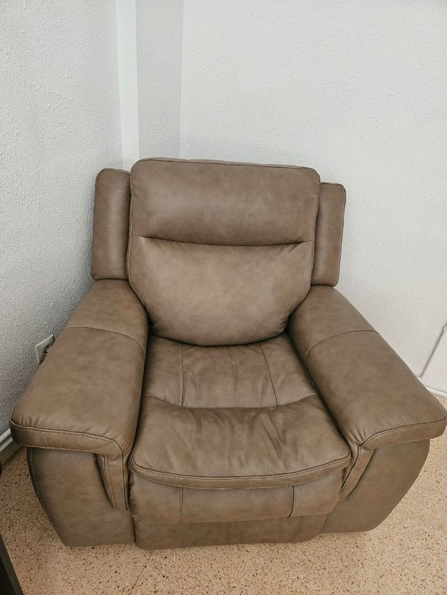 Sillón reclinable de piel marrón