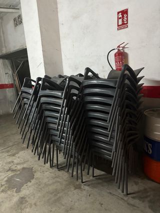20 Sillas terraza plástico negras a 8€ cada una 