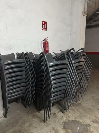 20 Sillas terraza plástico negras a 8€ cada una 