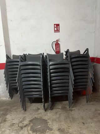 20 Sillas terraza plástico negras a 8€ cada una 