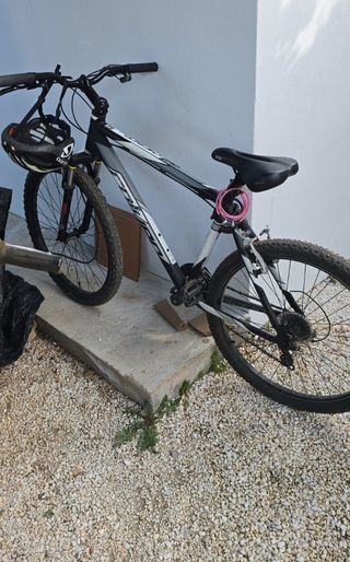 Bicicleta montaña negra-blanca