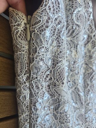 Vestido encaje y plumas beige