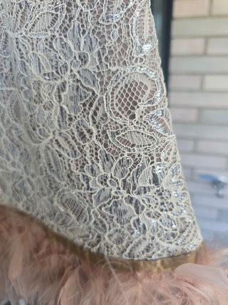 Vestido encaje y plumas beige