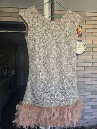 Vestido encaje y plumas beige