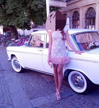 Vestido encaje y plumas beige