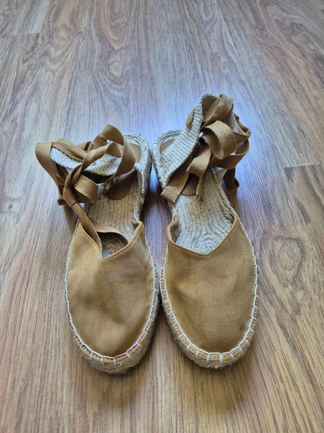 Sandalias Stradivarius color mostaza