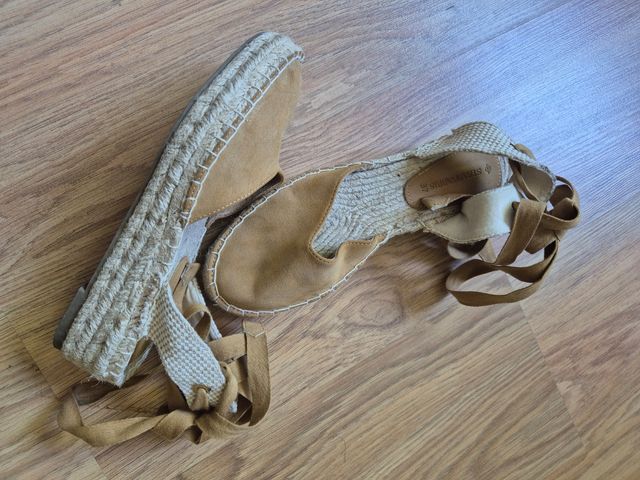 Sandalias Stradivarius color mostaza