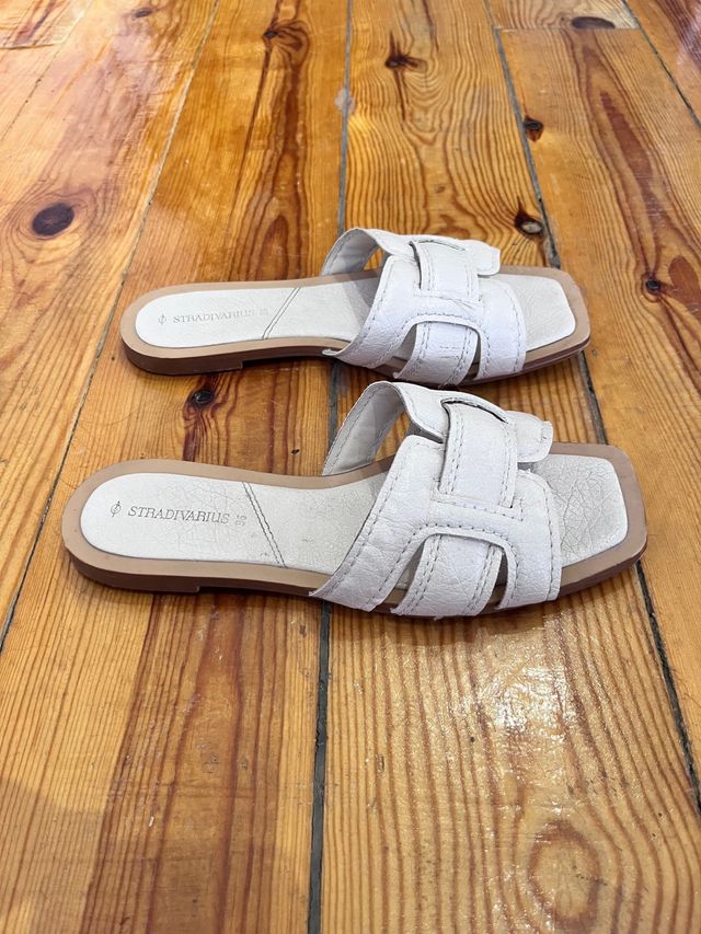 Sandalias planas Stradivarius beige