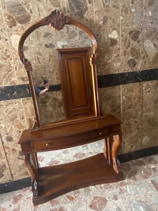 Mueble con espejo estilo clásico