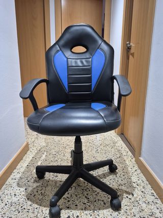 Silla gaming negra y azul