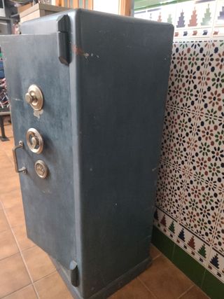 Caja fuerte antigua metálica azul.