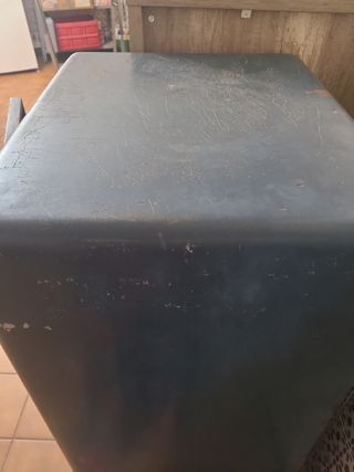 Caja fuerte antigua metálica azul.