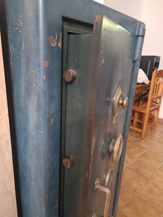 Caja fuerte antigua metálica azul.