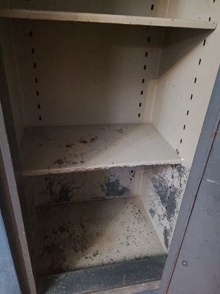 Caja fuerte antigua metálica azul.