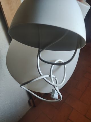 Lámpara Ikea blanca de plástico