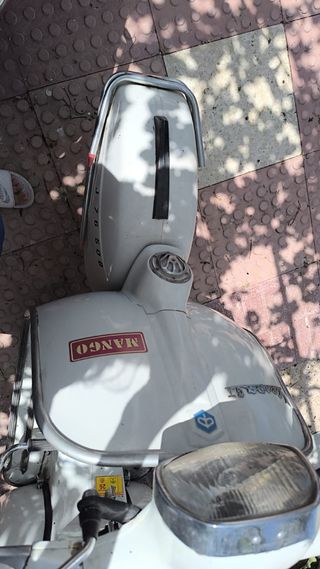 Vespa clásica blanca.