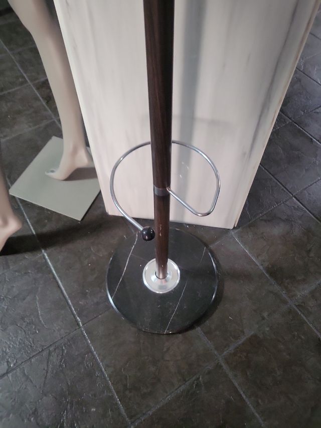 Perchero pie madera - mármol negro