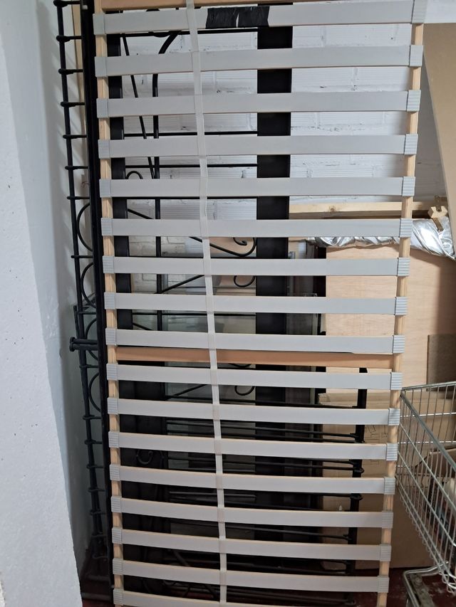 Cama diván Ikea negra metalica,esta ya desmontada