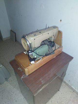 Máquina coser Alfa Antigua y máquina coser eléctri