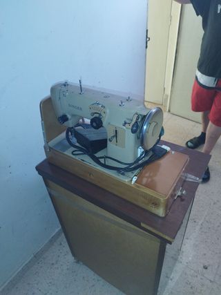 Máquina coser Alfa Antigua y máquina coser eléctri
