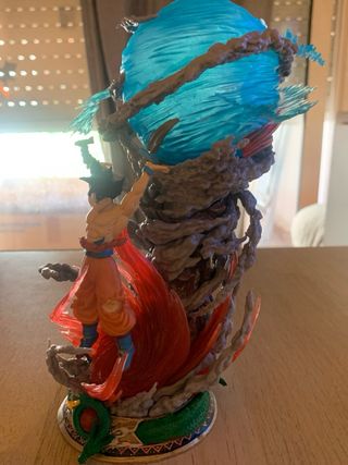 Goku Figura Dragon Ball LED 23cm