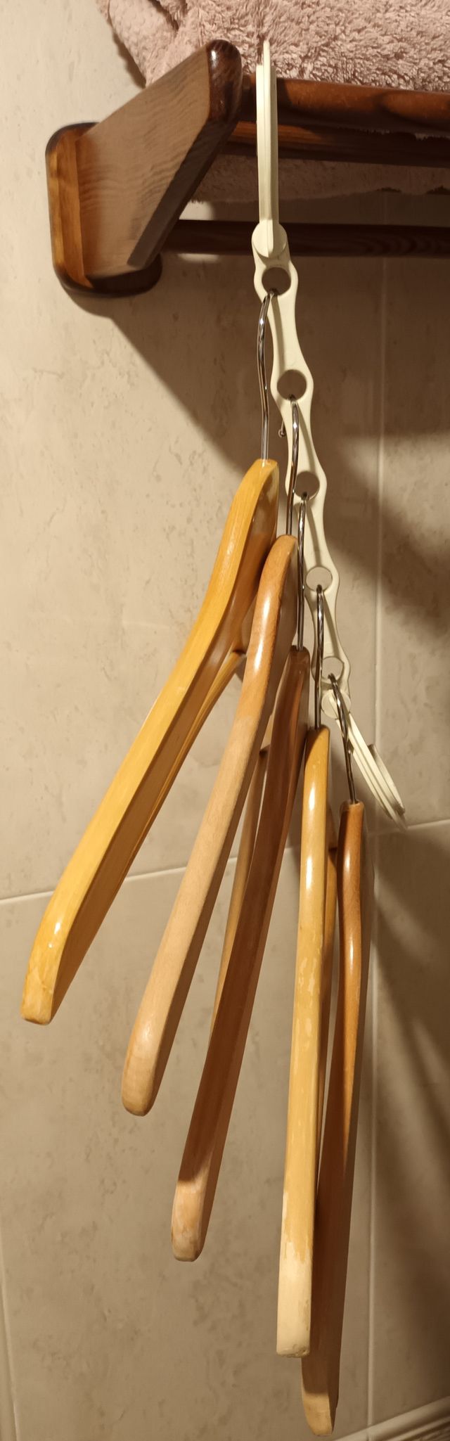 Colgador abatible y 6 colgadores dobles perchas