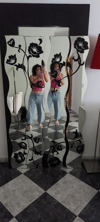 Espejo decorativo ondulado con adhesivo negro flor