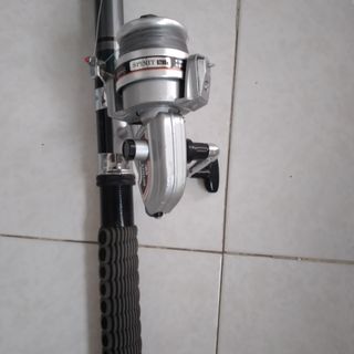 Caña y carrete de pesca