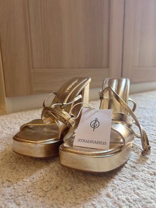 Sandalias doradas Stradivarius