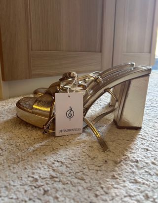 Sandalias doradas Stradivarius