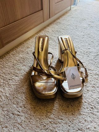 Sandalias doradas Stradivarius