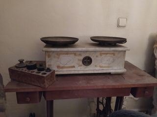 Antigua balanza de mármol