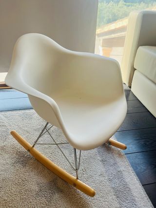 Silla mecedora infantil blanca